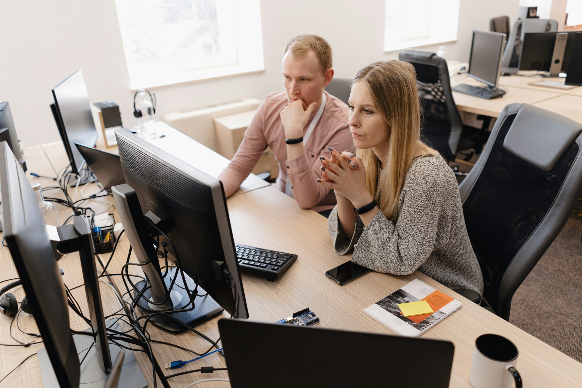 Deux développeurs en revue de code