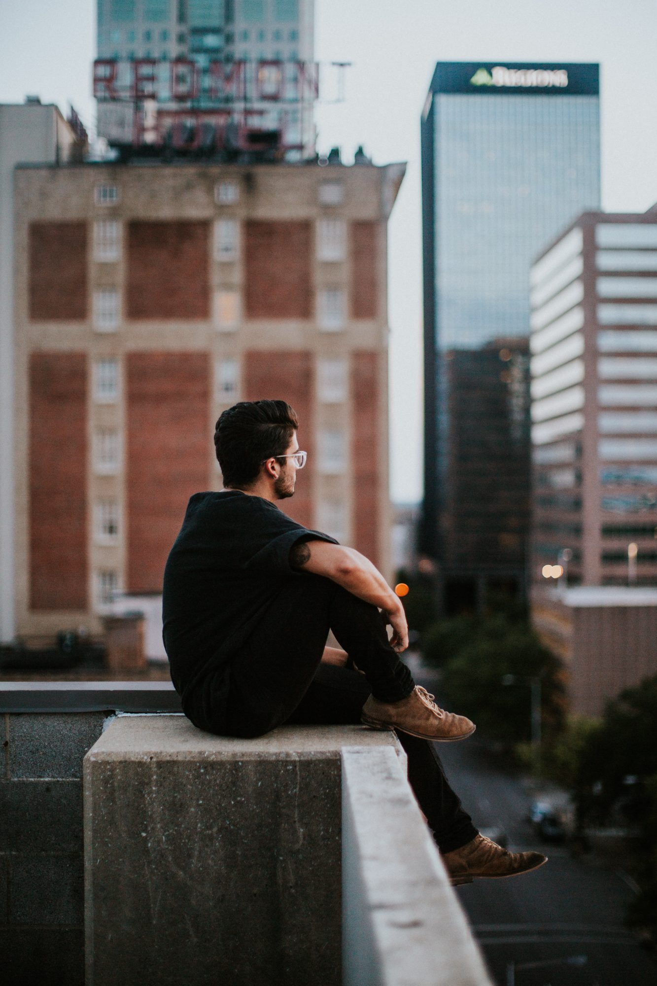 Candidat assis sur une terrasse avec vue sur la ville
