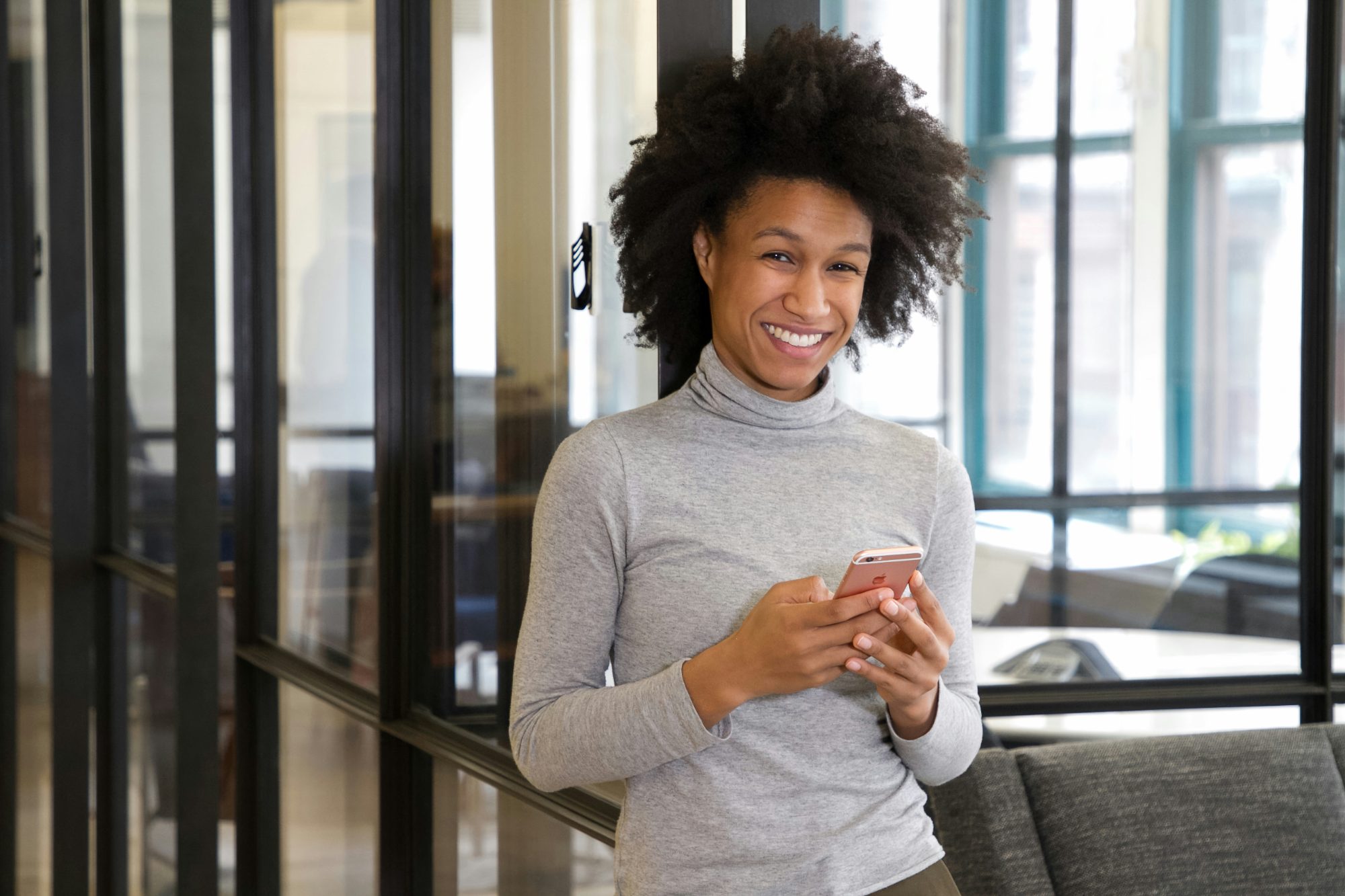 Femme souriante consultant son smartphone