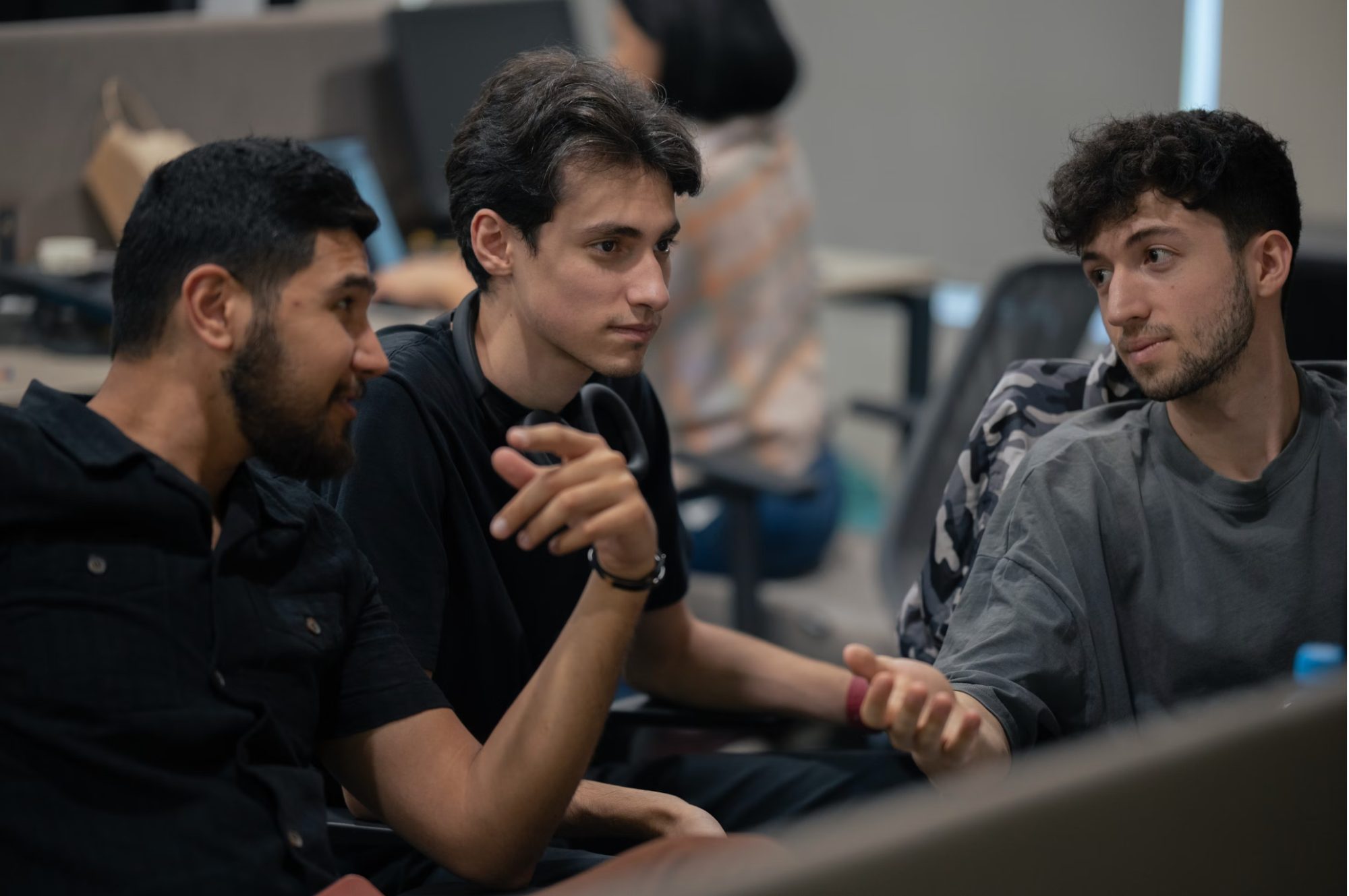 Équipe de développeurs en open space