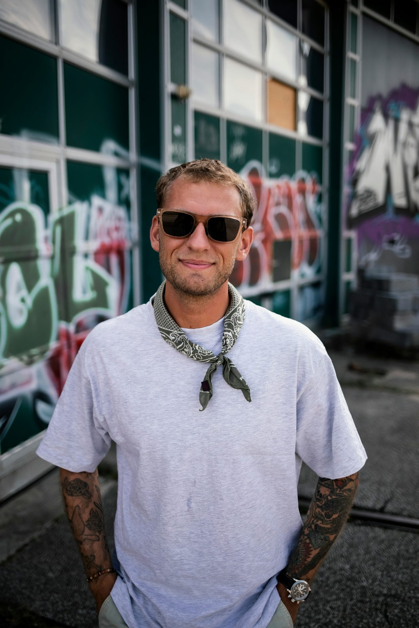 Portrait d'un candidat en environnement urbain