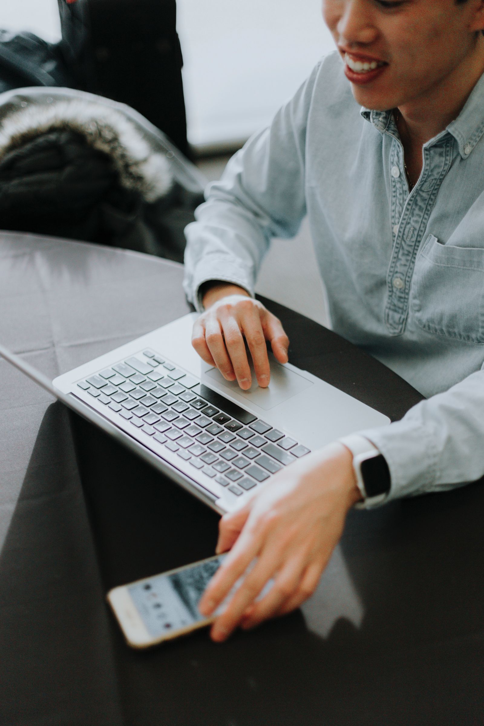Équipe tech en réunion autour de ses laptops