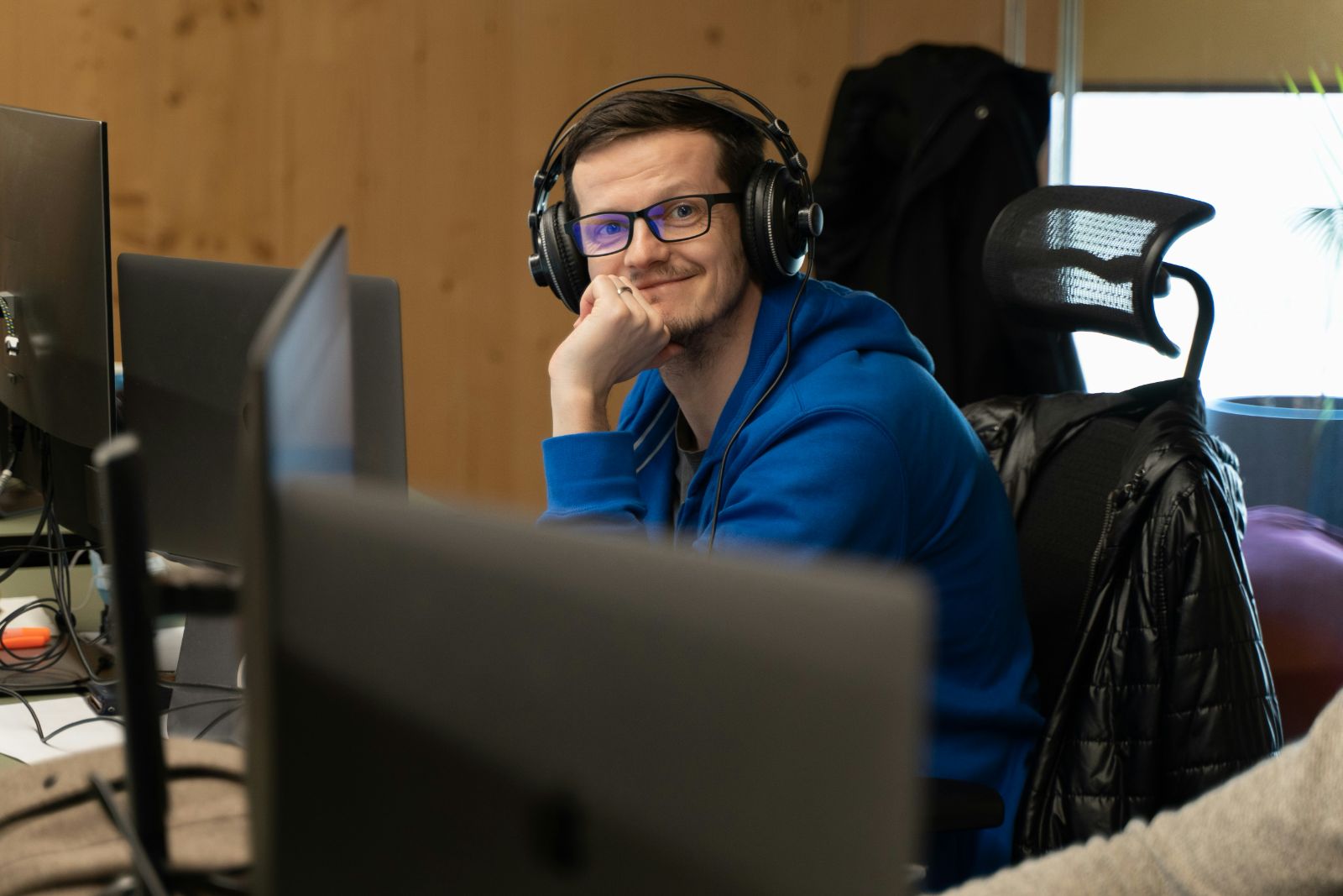 Recruteuse au travail sur son laptop